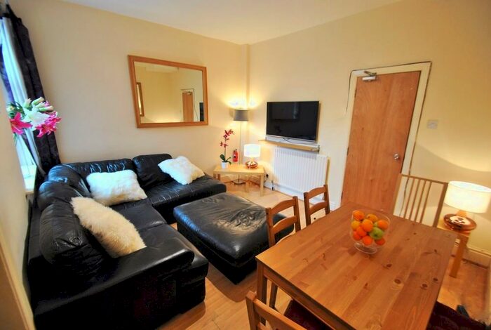 4 Bedroom Semi-Detached House To Rent In Beverly Road, Manchester, M14