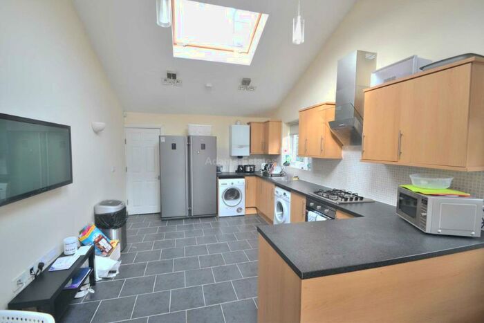 6 Bedroom Semi-Detached House To Rent In Culver Road, Reading, RG6