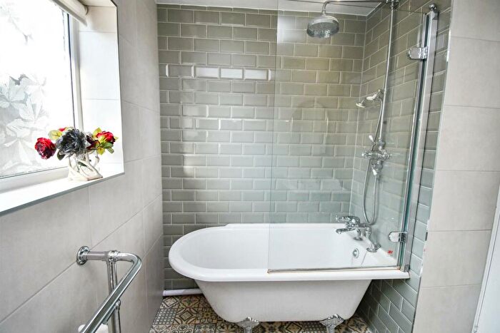 2 Bedroom Bungalow For Sale In Mill Crescent, Scotter, Gainsborough, DN21