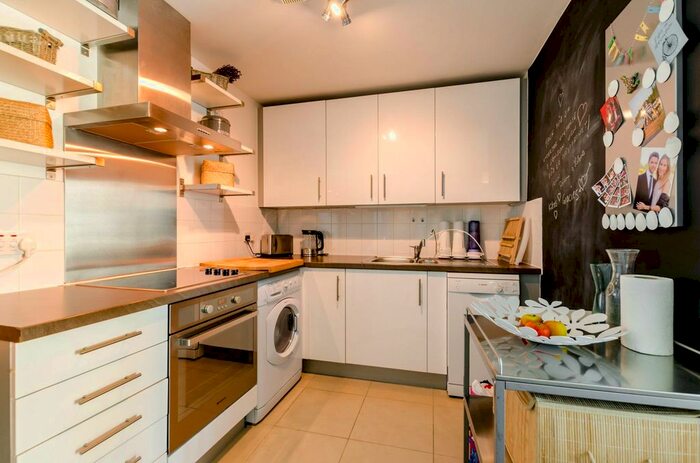 1 Bedroom Flat To Rent In St George Wharf, Vauxhall, London, SW8