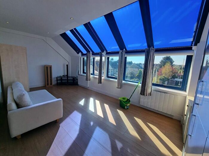 1 Bedroom Flat To Rent In High Street, Addlestone, Surrey, KT15