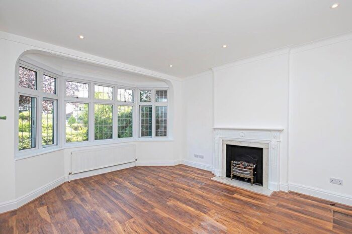 3 Bedroom House To Rent In Worcester Crescent, IG8