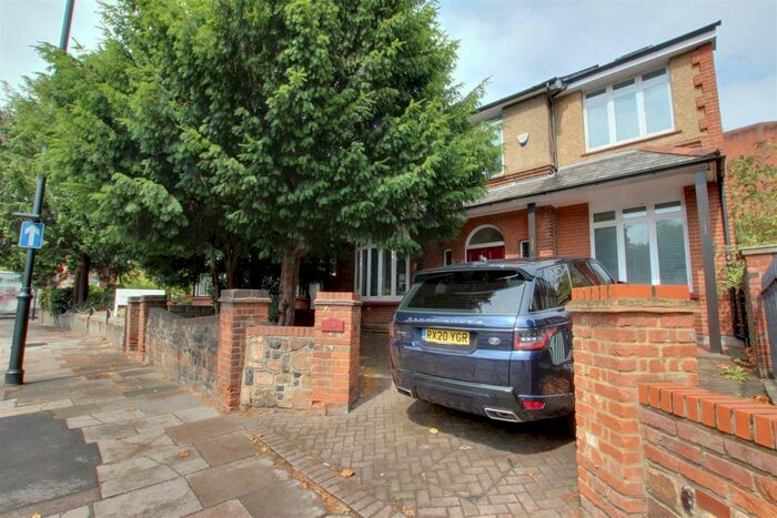 4 Bedroom House To Rent In Cecil Road, Enfield, EN2
