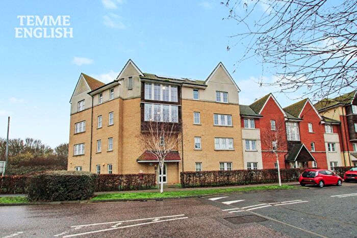 2 Bedroom Flat For Sale In Churchill Avenue, Basildon, SS14
