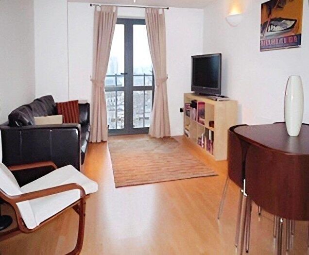 2 Bedroom Flat To Rent In City Walk, Leeds, West Yorkshire, LS11