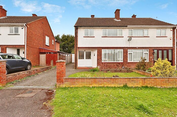 3 Bedroom Semi Detached House For Sale In Wellingham Avenue, Hitchin, SG5