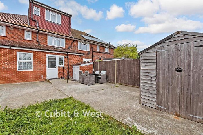 3 Bedroom Ground Maisonette For Sale In North Downs Road, New Addington, Surrey, CR0