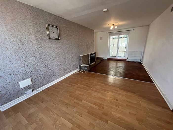 3 Bedroom Semi-Detached House To Rent In Littlegarth, Leicester, LE2