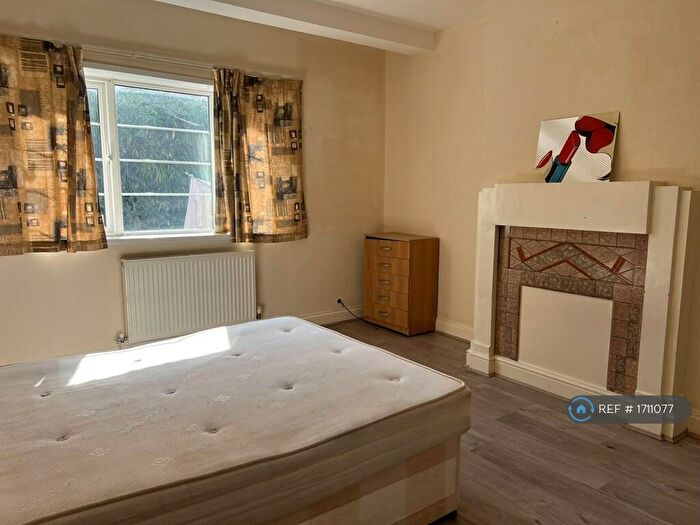 3 Bedroom Flat To Rent In Parson Street, London, NW4