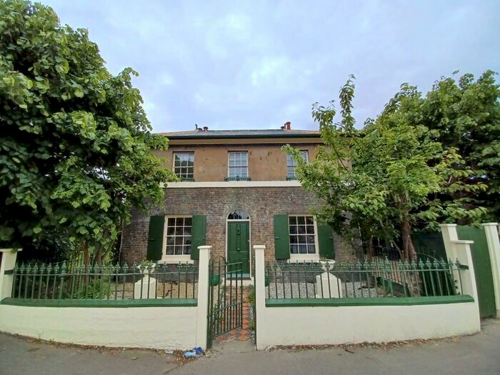 3 Bedroom Detached House To Rent In Rainham Road South, Dagenham, London, RM10