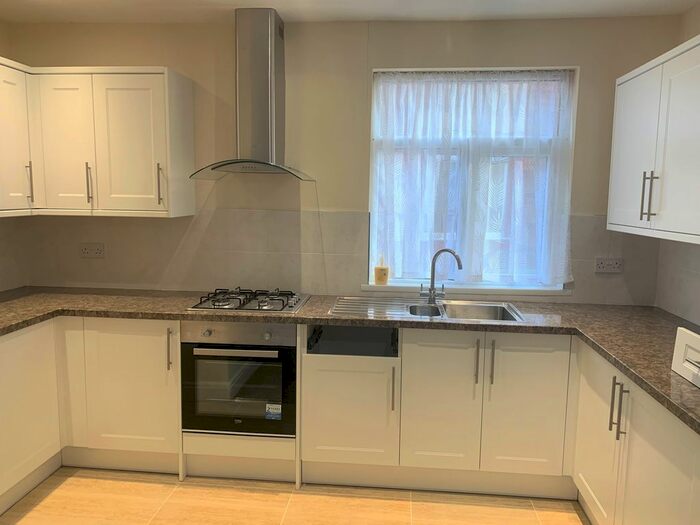 3 Bedroom Semi-Detached House To Rent In Cosslett Place, Grangetown, Cardiff, CF11