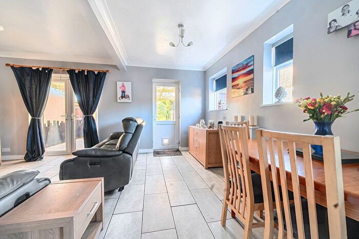 2 Bedroom Semi-detached House For Sale In Sandymount Avenue, North Bersted, PO22