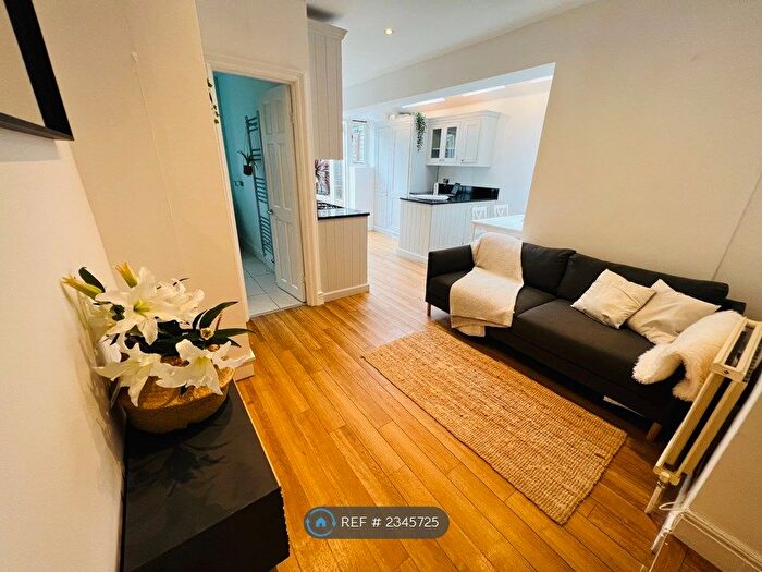 2 Bedroom Flat To Rent In Chatto Road, London, SW11