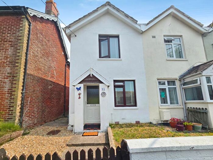 2 Bedroom End Of Terrace House For Sale In High Street, Freshwater, PO40