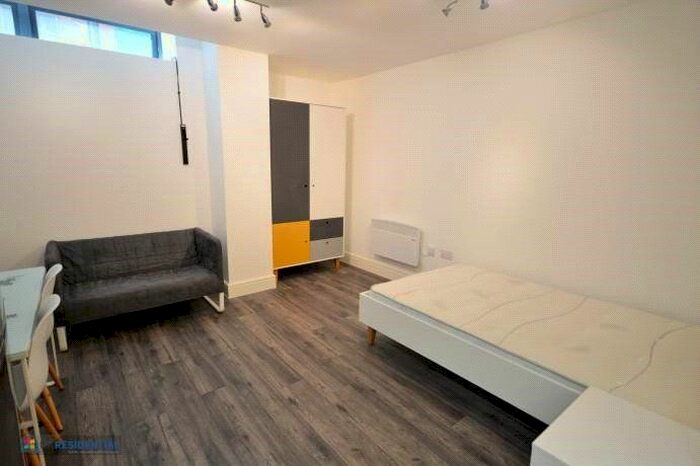 1 Bedroom Flat To Rent In Queen Street, Sheffield, South Yorkshire, Uk, S1
