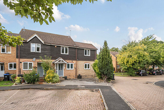 3 Bedroom End Of Terrace House For Sale In Dunfee Way, Byfleet, KT14