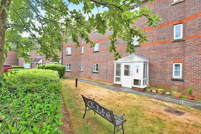 2 Bedroom Flat To Rent In St. Francis Close, Penenden Heath, Maidstone, ME14