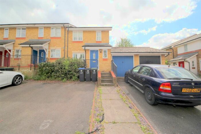 3 Bedroom End Of Terrace House To Rent In Simpson Close, Winchmore Hill, N21