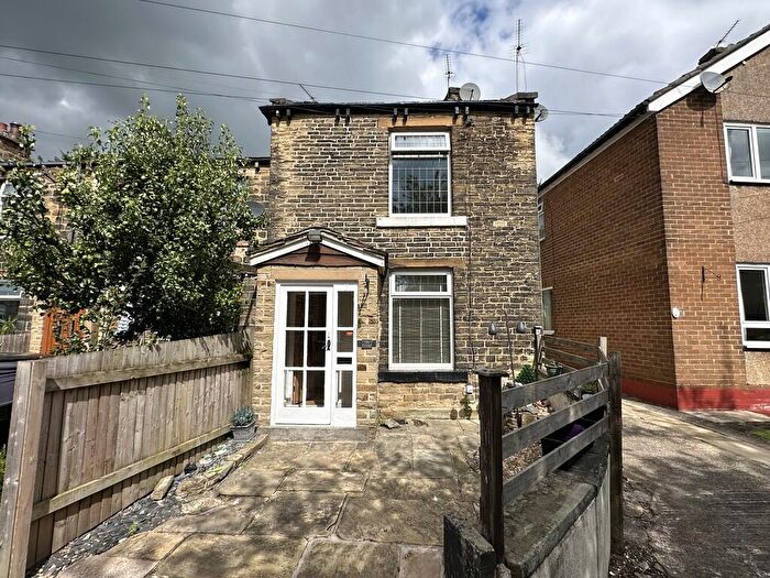 1 Bedroom End Of Terrace House For Sale In Grove Terrace, Birkenshaw, BD11