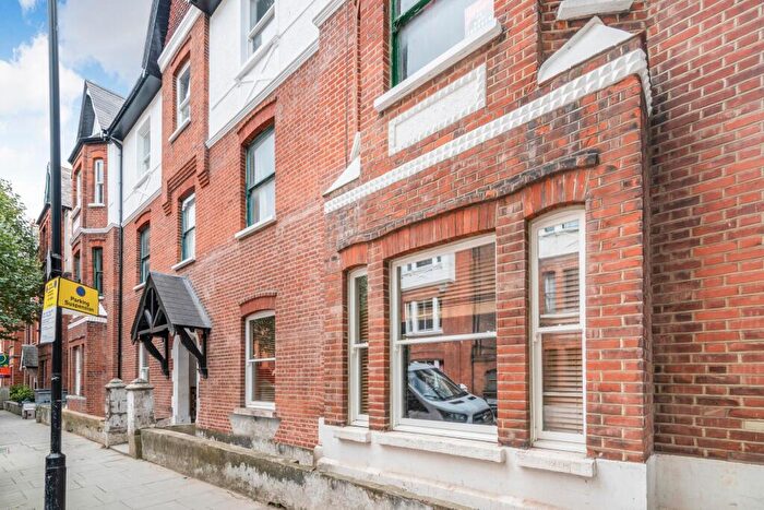 4 Bedroom Flat To Rent In Rowhill Road, Hackney, E5