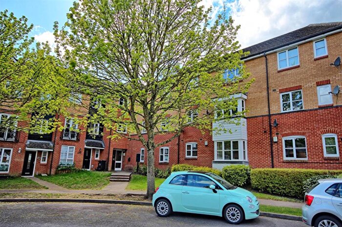 3 Bedroom Apartment For Sale In Plomer Avenue - Hoddesdon, EN11