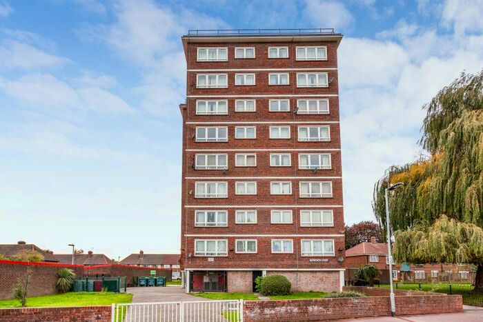 1 Bedroom Flat To Rent In Hepworth Court, IG11