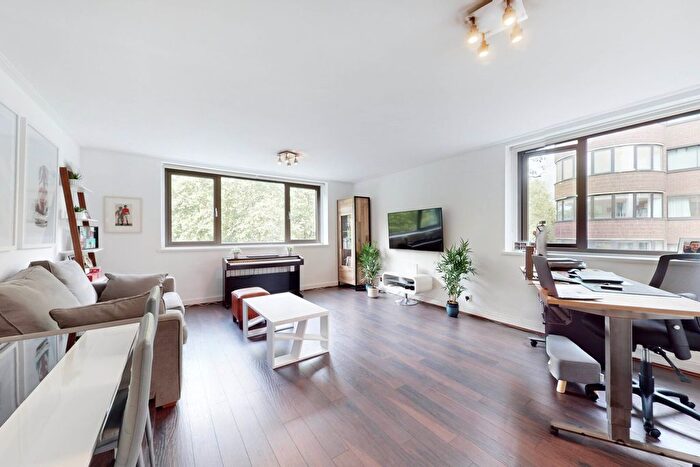 2 Bedroom Flat For Sale In Queens Court, - Finchley Road, NW8
