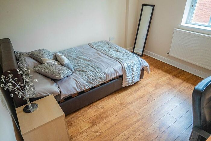 6 Bedroom Town House To Rent In Schuster Road, Manchester, M14