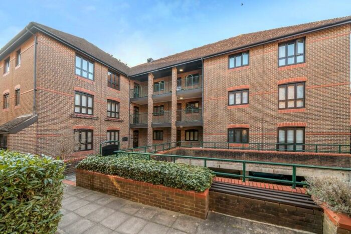 2 Bedroom Flat To Rent In Regent Court Windsor, SL4
