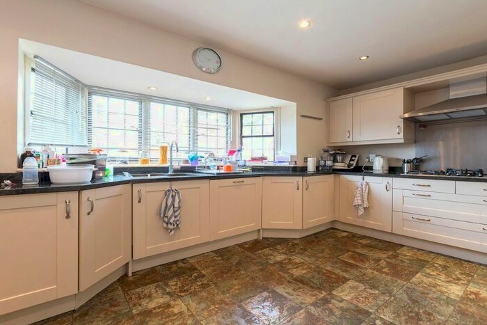 4 Bedroom Town House To Rent In Brim Hill, London, N2