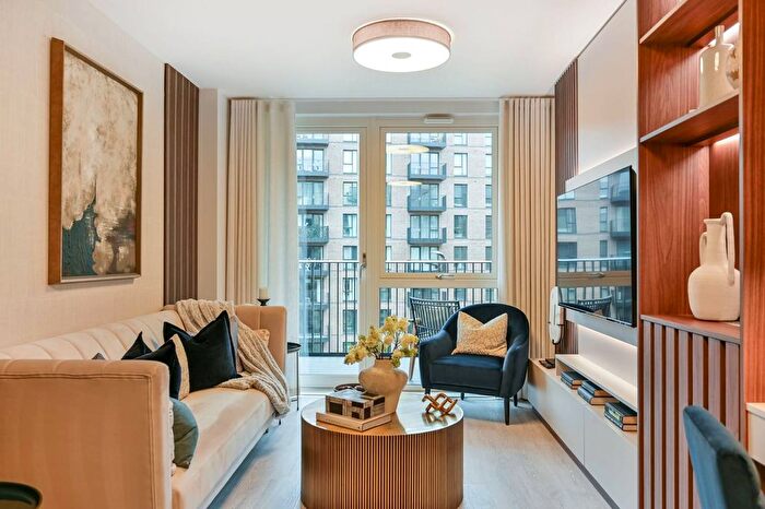 2 Bedroom Flat For Sale In Hayes Village, Hayes, UB3