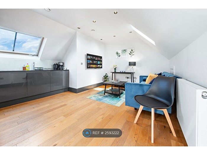 1 Bedroom Flat To Rent In High Street, Hampton, TW12