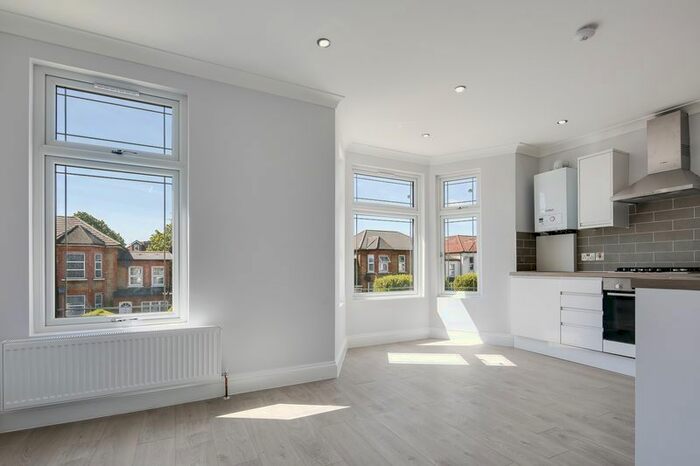 4 Bedroom Flat To Rent In Norfolk Road, Seven Kings, IG3
