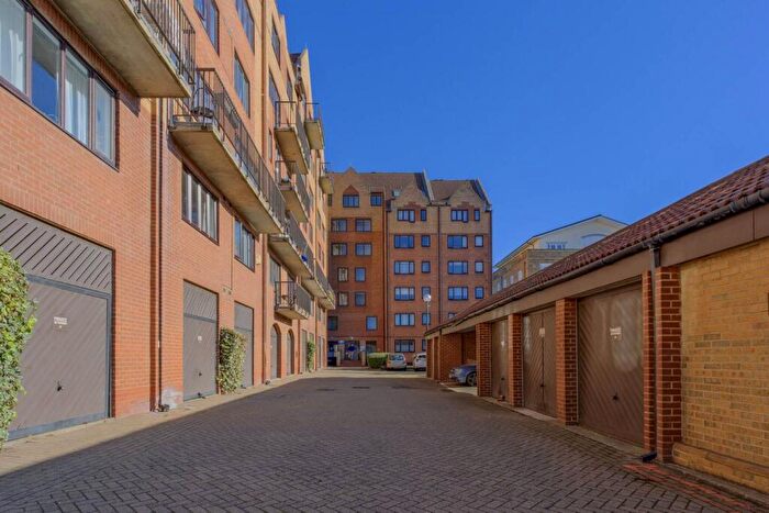 3 Bedroom Flat For Sale In Vermeer Court, , Docklands, London, E14