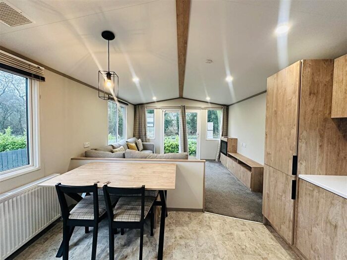 2 Bedroom Mobile/park Home For Sale In Feoffee Lane, Barmby Moor, YO42