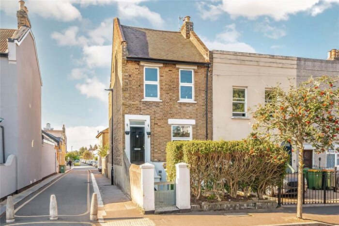 3 Bedroom End Of Terrace House For Sale In Buxton Road, Stratford, London, E15