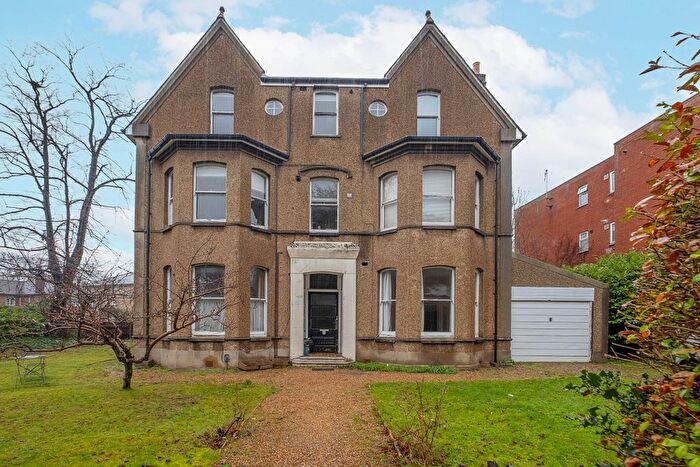 1 Bedroom Flat To Rent In Parklands, Surbiton, KT5