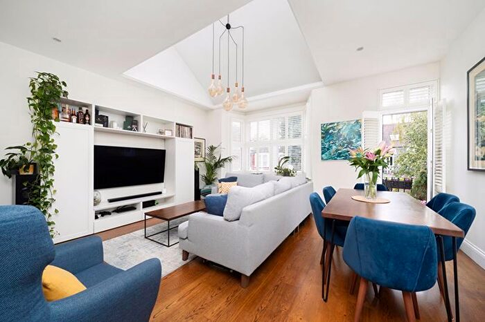 3 Bedroom Maisonette For Sale In Second Avenue, London, W3