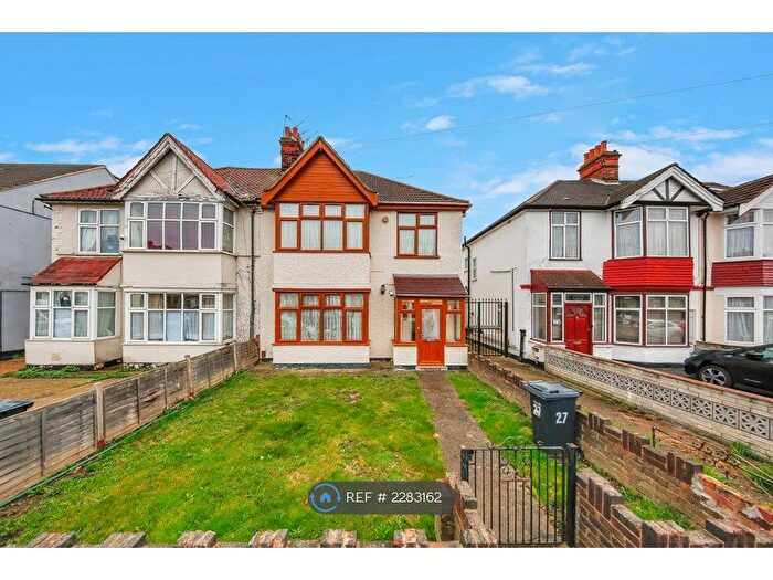 4 Bedroom Semi-Detached House To Rent In Broomhill Road, Ilford, IG3