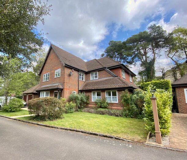 5 Bedroom Detached House To Rent In Woking, Surrey, GU22
