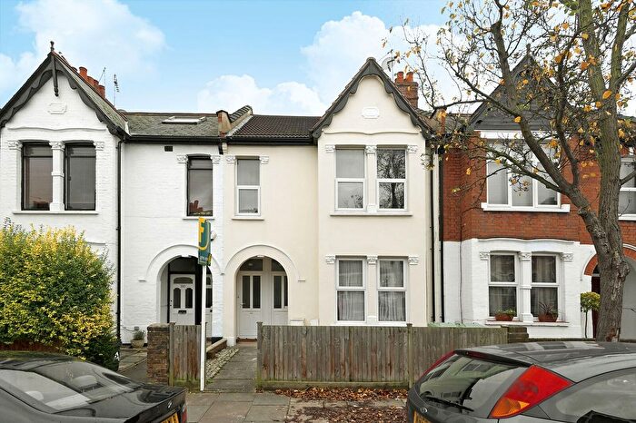 3 Bedroom Flat To Rent In Darwin Road, South Ealing, London, W5