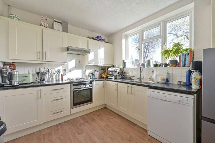 2 Bedroom Flat To Rent In Lake Road, Wimbledon, London, SW19