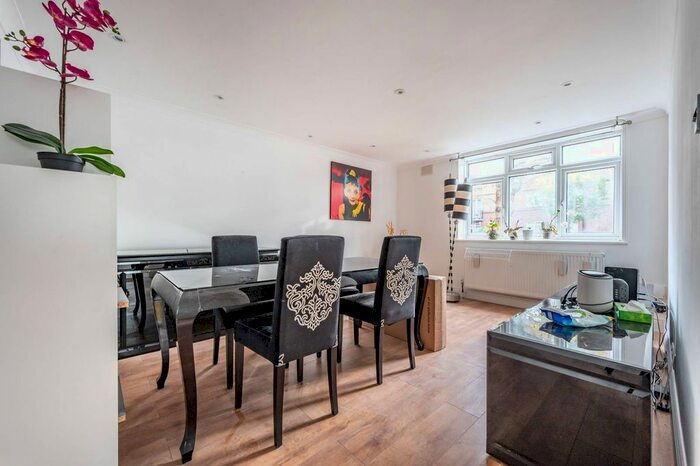 1 Bedroom Flat To Rent In Allen Edwards Drive, Nine Elms, London, SW8