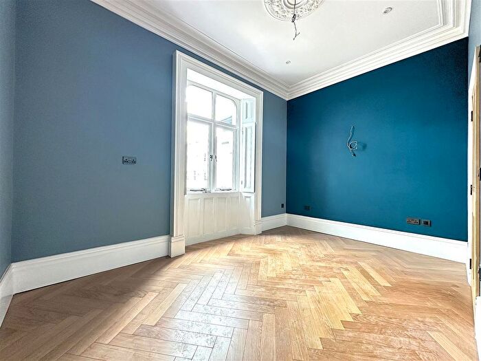 2 Bedroom Flat For Sale In Esplanade, Scarborough, YO11