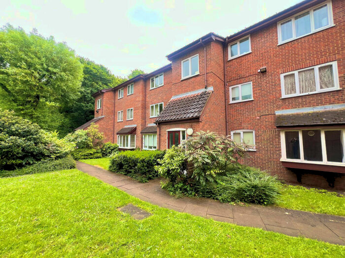 2 Bedroom Apartment To Rent In Greenway Close, London, N11