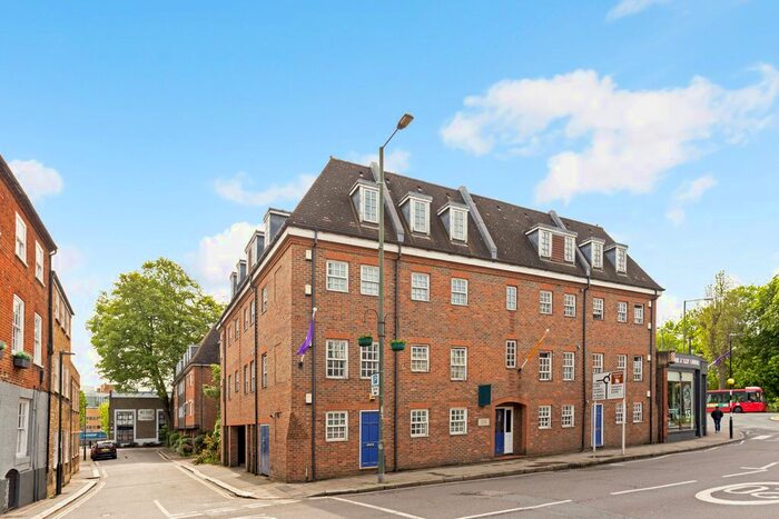 2 Bedroom Flat To Rent In High Street, Hampton Wick, Kingston Upon Thames, KT1