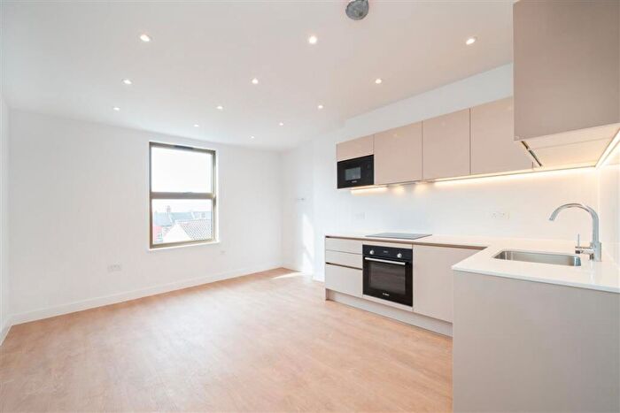 3 Bedroom Flat To Rent In Cricklewood Broadway, Cricklewood, NW2