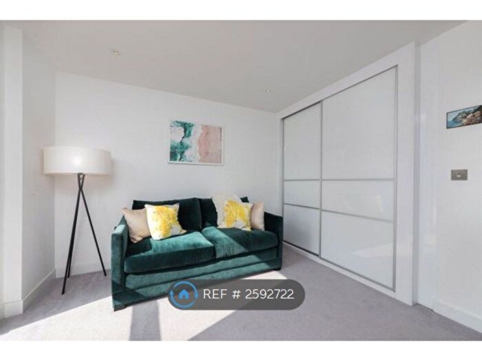 2 Bedroom Flat To Rent In Canalside Square, London, N1