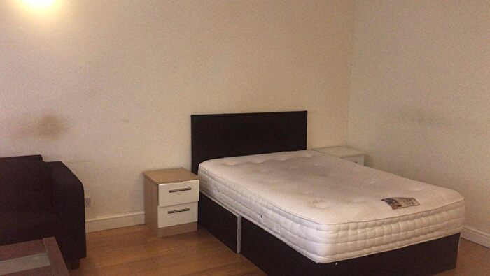 1 Bedroom Detached House To Rent In Saxon Drive, London, W3