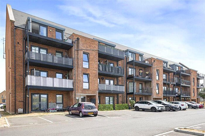 2 Bedroom Flat For Sale In Crusade Way, Rochester, Kent, ME2
